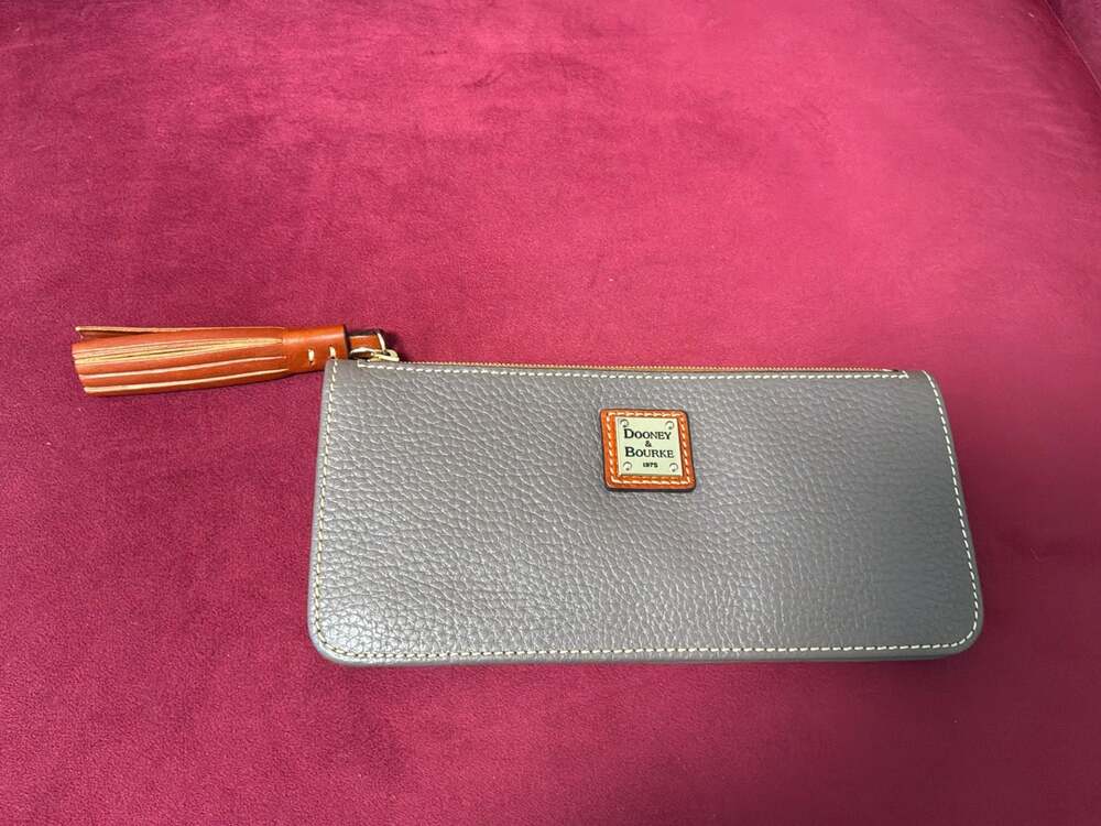 Pebble Grain Zip Clutch – ,